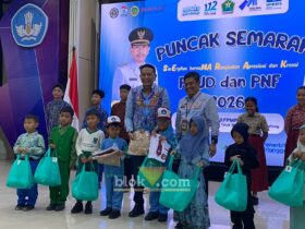 Wali Kota Malang Wahyu Hidayat menyerahkan secara simbolis paket seragam sekolah gratis kepada siswa. (blok-a.com / M Berril Labiq)