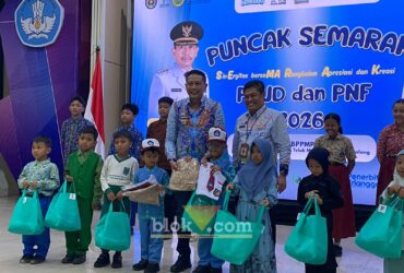 Wali Kota Malang Wahyu Hidayat menyerahkan secara simbolis paket seragam sekolah gratis kepada siswa. (blok-a.com / M Berril Labiq)