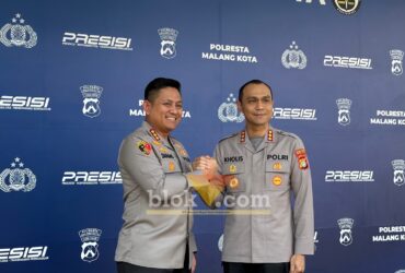Kombes Pol Danang Setiyo bersama Kombes Pol Putu Kholis saat prosesi sertijab di Polresta Malang Kota. (blok-a.com / M Berril Labiq)