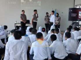 Anggota Satlantas Polres Mojokerto sedang memberikan materi edukasi kepada siswa SMK Asy-Syarif (foto: Blok-a.com/Syahrul Wijaya)