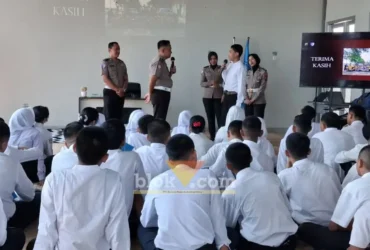 Anggota Satlantas Polres Mojokerto sedang memberikan materi edukasi kepada siswa SMK Asy-Syarif (foto: Blok-a.com/Syahrul Wijaya)