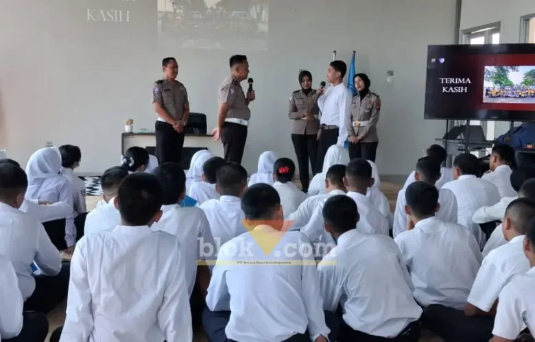 Anggota Satlantas Polres Mojokerto sedang memberikan materi edukasi kepada siswa SMK Asy-Syarif (foto: Blok-a.com/Syahrul Wijaya)