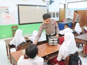 Anggota polres magetan saat membagikan menu mbg di salah satu sekolah dasar (foto: istimewa)