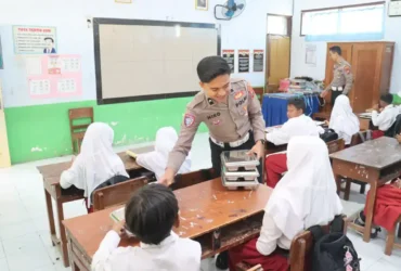 Anggota polres magetan saat membagikan menu mbg di salah satu sekolah dasar (foto: istimewa)