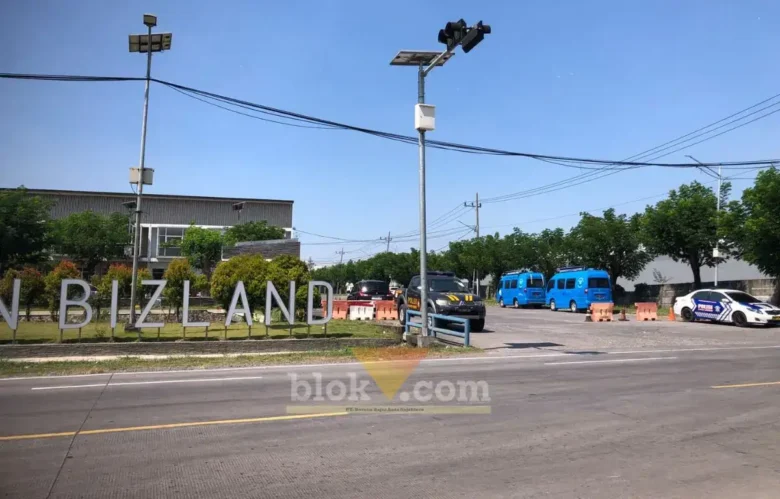 BNN, Kepolisian, TNI hingga Bea Cukai berjaga ketat di kawasan Pergudangan Prambanan Bizland, Desa Cerme Lor, Kecamatan Cerme, Kabupaten Gresik (foto: Blok-a.com/ivan)