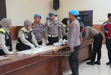 Bidpropam Polda Jatim saat malaksanakan mitigasi personel Polres Jombang (foto: Blok-a.com/Syahrul Wijaya)