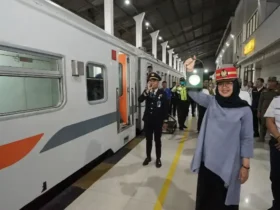 Bupati Banyuwangi Ipuk Fiestiandani saat meninjau aktivitas penumpang di Stasiun Banyuwangi Kota. (foto: Istimewa)