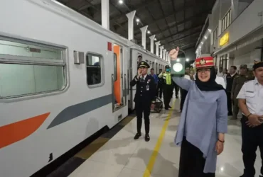 Bupati Banyuwangi Ipuk Fiestiandani saat meninjau aktivitas penumpang di Stasiun Banyuwangi Kota. (foto: Istimewa)
