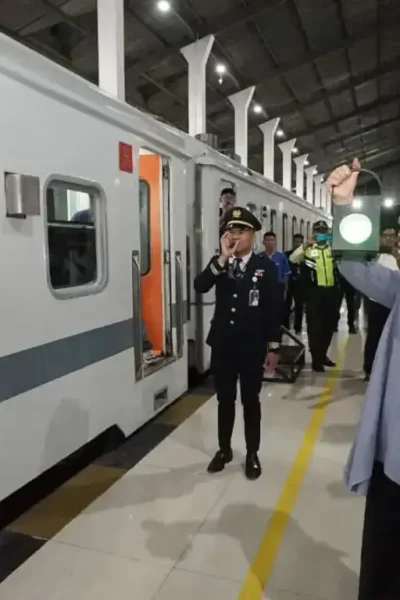 Bupati Banyuwangi Ipuk Fiestiandani saat meninjau aktivitas penumpang di Stasiun Banyuwangi Kota. (foto: Istimewa)