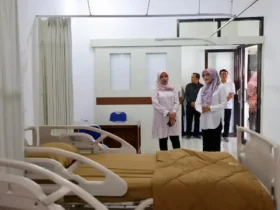 Bupati Banyuwangi, Ipuk Fiestiandani didampingi Plt. Direktur RSUD Blambangan, dr. Hj. Siti Asiyah Anggraini, M.MRS., saat meninjau sarana prasarana kesehatan di RSUD Blambangan (foto: istimewa)