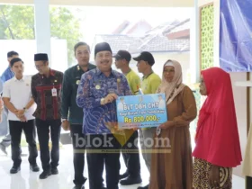 Bupati Jombang Warsubi sedang memberikan bantuan secara simbolik (foto: Blok-a.com/Syahrul Wijaya)