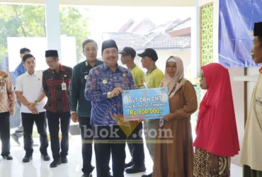 Bupati Jombang Warsubi sedang memberikan bantuan secara simbolik (foto: Blok-a.com/Syahrul Wijaya)