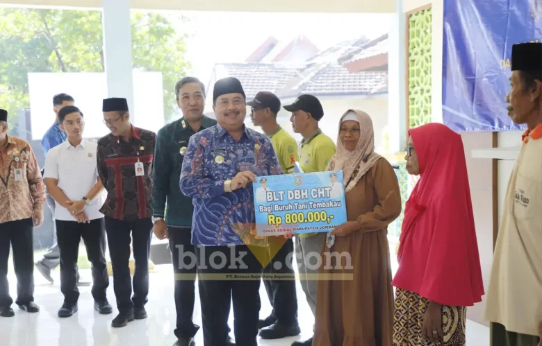 Bupati Jombang Warsubi sedang memberikan bantuan secara simbolik (foto: Blok-a.com/Syahrul Wijaya)