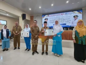 Bupati Mojokerto Muhammad Al Barraa menyerahkan insentif Guru PAUD secara simbolis (foto: Blok-a.com/Syahrul Wijaya)