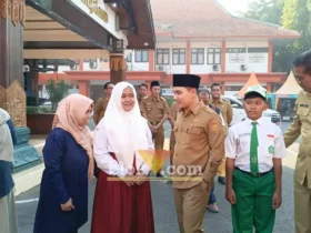 Bupati Mojokerto Muhammad Al Barraa saat melepas siswa-siswi sekolah rakyat di pendopo Graha Maja Tama.(foto: Blok-a.com/Syahrul Wijaya)