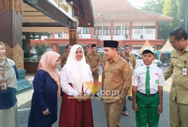 Bupati Mojokerto Muhammad Al Barraa saat melepas siswa-siswi sekolah rakyat di pendopo Graha Maja Tama.(foto: Blok-a.com/Syahrul Wijaya)