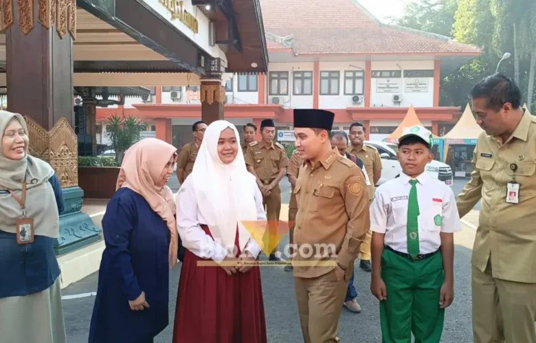 Bupati Mojokerto Muhammad Al Barraa saat melepas siswa-siswi sekolah rakyat di pendopo Graha Maja Tama.(foto: Blok-a.com/Syahrul Wijaya)