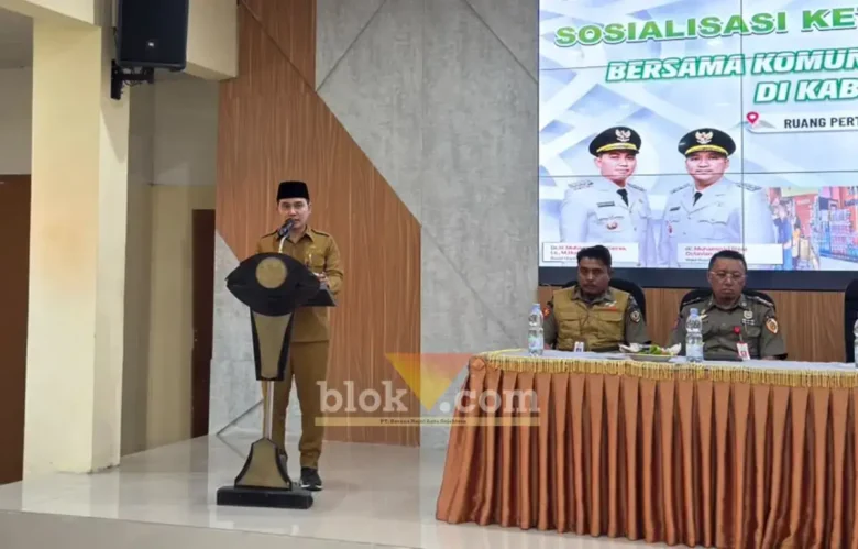 Bupati Mojokerto Muhammad Al Barraa saat memberikan sambutan dalam acara sosialisasi program pemanfaatan DBHCHT (foto: Blok-a.com/Syahrul Wijaya)