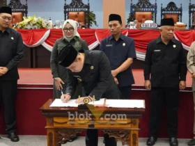 Bupati Mojokerto Muhammad Al Barraa sedang menandatangani nota kesepakatan Raperda tentang pertanggungjawaban pelaksanaan APBD tahun anggaran operasional 2025 (foto: Blok-a.com/Syahrul Wijaya)