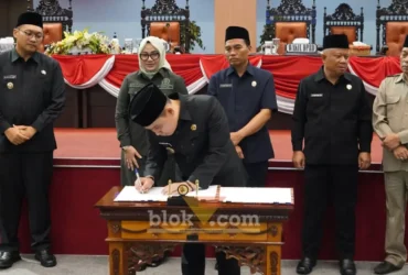Bupati Mojokerto Muhammad Al Barraa sedang menandatangani nota kesepakatan Raperda tentang pertanggungjawaban pelaksanaan APBD tahun anggaran operasional 2025 (foto: Blok-a.com/Syahrul Wijaya)