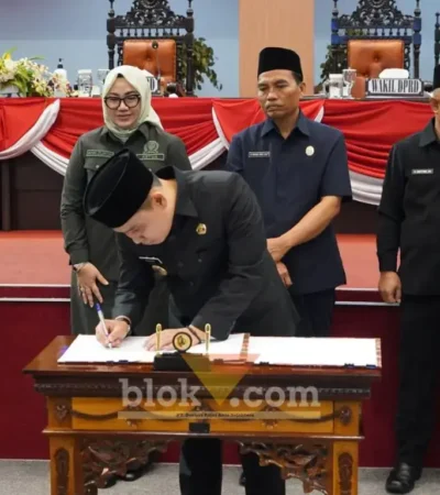 Bupati Mojokerto Muhammad Al Barraa sedang menandatangani nota kesepakatan Raperda tentang pertanggungjawaban pelaksanaan APBD tahun anggaran operasional 2025 (foto: Blok-a.com/Syahrul Wijaya)