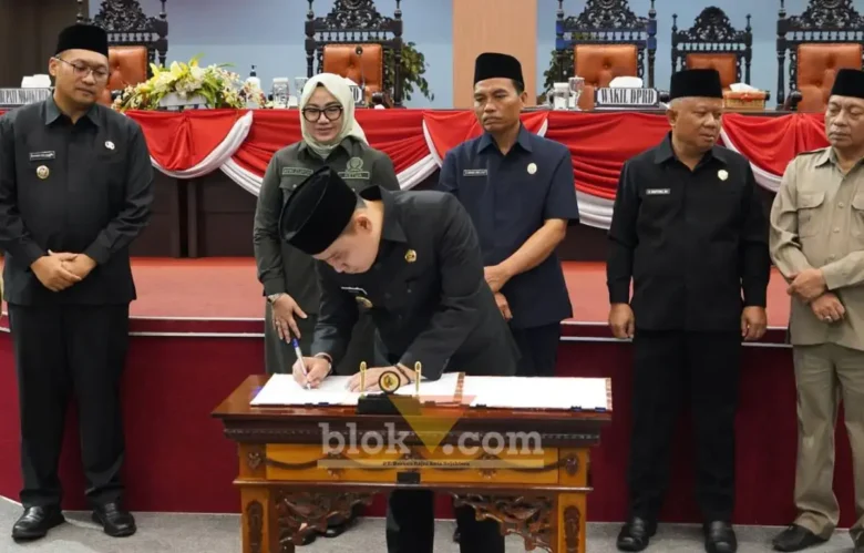 Bupati Mojokerto Muhammad Al Barraa sedang menandatangani nota kesepakatan Raperda tentang pertanggungjawaban pelaksanaan APBD tahun anggaran operasional 2025 (foto: Blok-a.com/Syahrul Wijaya)