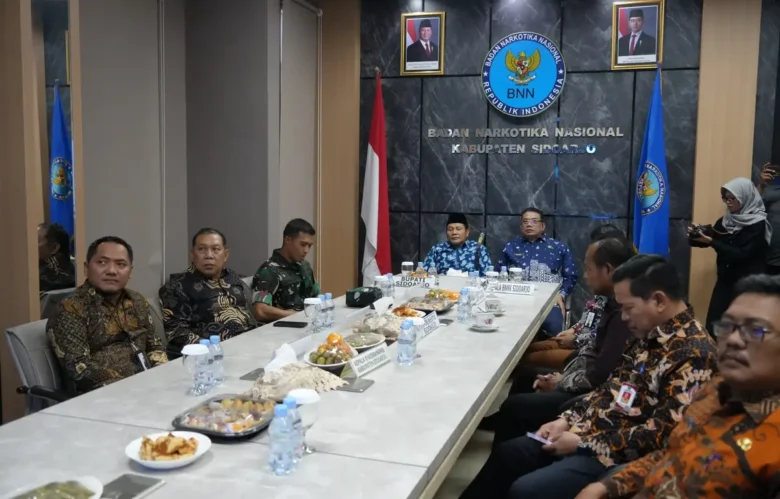 Bupati Sidoarjo Subandi beserta jajaran, saat Peringatan Hari Anti Narkotika Internasional (HANI) 2026, yang dilaksanakan secara virtual di Kantor BNNK Sidoarjo, Kamis (23/7/2026) (foto: istimewa)