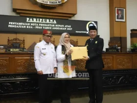 Bupati Ipuk didampingi Wabup Mujiono, saat serahkan dokumen KUA-PPAS APBD 2027 kepada Wakil Ketua DPRD Banyuwangi, Michael Edy Hariyanto, Rabu (08/07/2026) (foto: Blok-a.com/Kuryanto)