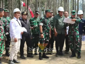 Dandim 0804 Magetan mendampingi rombongan tim dari Kemenhan RI saat melakukan peninjauan di lokasi pembangunan (foto: Blok-a.com/Nanda Bagus)
