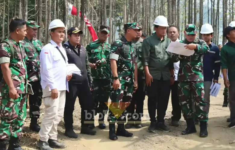 Dandim 0804 Magetan mendampingi rombongan tim dari Kemenhan RI saat melakukan peninjauan di lokasi pembangunan (foto: Blok-a.com/Nanda Bagus)