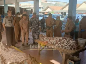 Dua jenazah ABK Perahu jenis jurek "Inovasi" yang berhasil diselamatkan nelayan setempat sebelum diserahkan ke pihak keluarga, Senin (20/07/2026) (foto: Blok-a.com/Kuryanto)