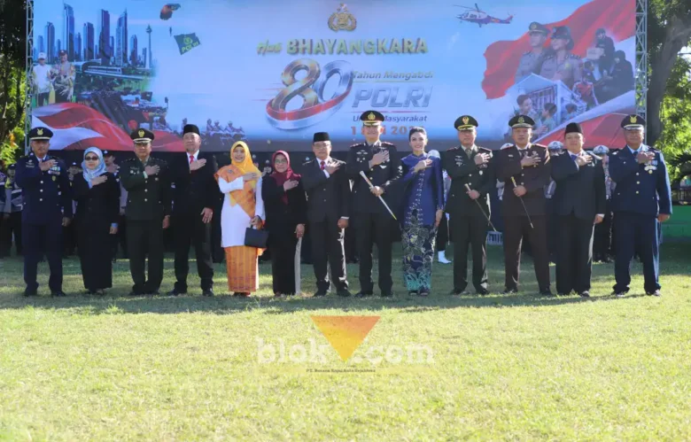 Foto bersama jajaran forkopimda usai upacara peringatan Hari Bhayangkara ke-80 (foto: Blok-a.com/Ananda)