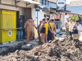 Bupati Sidoarjo saat meninjau proyek peningkatan jalan Bluru Kidul (foto: istimewa)