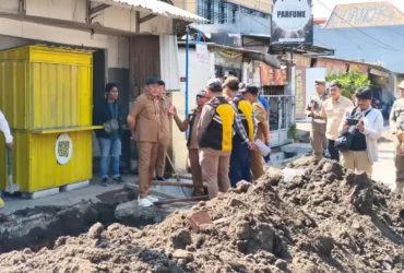 Bupati Sidoarjo saat meninjau proyek peningkatan jalan Bluru Kidul (foto: istimewa)