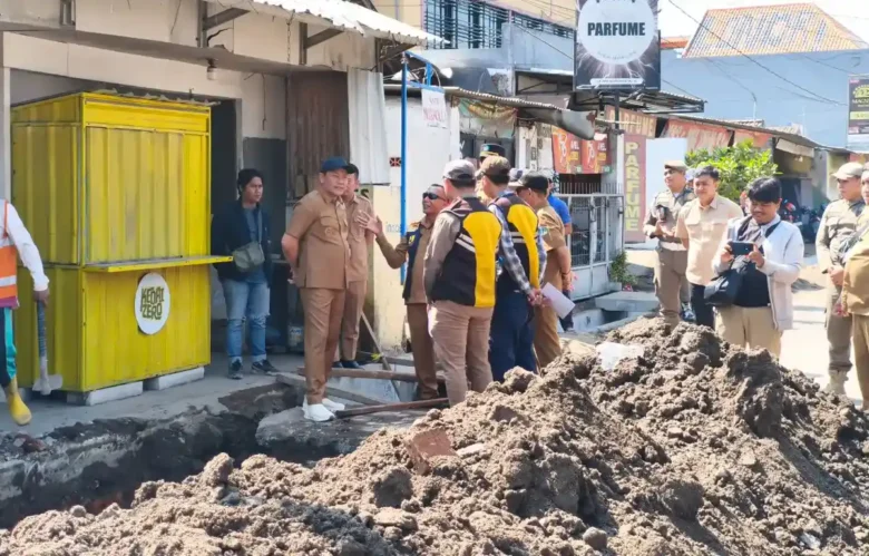 Bupati Sidoarjo saat meninjau proyek peningkatan jalan Bluru Kidul (foto: istimewa)