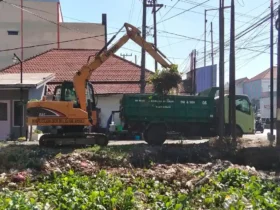 Satgas afvoer Dinas PU Bina Marga & Sumber Daya Alam Kab. Sidoarjo sedang melakukan normalisasi sungai (foto: istimewa)