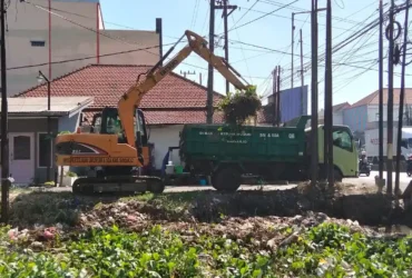 Satgas afvoer Dinas PU Bina Marga & Sumber Daya Alam Kab. Sidoarjo sedang melakukan normalisasi sungai (foto: istimewa)