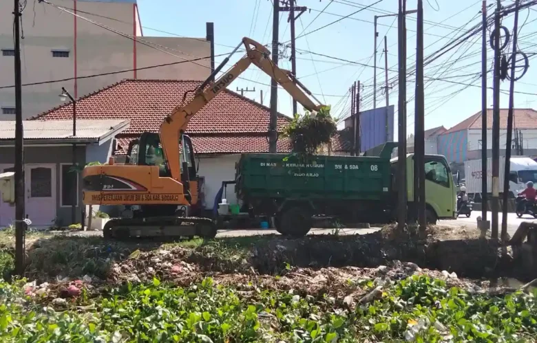 Satgas afvoer Dinas PU Bina Marga & Sumber Daya Alam Kab. Sidoarjo sedang melakukan normalisasi sungai (foto: istimewa)