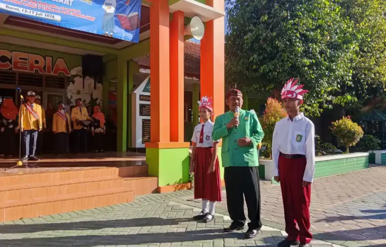 Kepala Sekolah SMP 1 Barat Seno saat membuka giat MPLS 2026 (foto: istimewa)