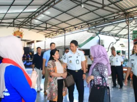 Ketua Komisi I DPRD Banyuwangi, Marifatul Kamila, berdialog dengan Kalapas Banyuwangi, Solichin saat melakukan kunjungan kerja ke Lapas Kelas IIA Banyuwangi, Selasa (14/07/2026) (foto: Blok-a.com/Kuryanto)