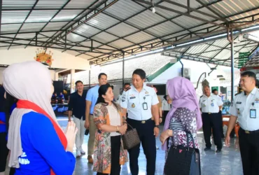 Ketua Komisi I DPRD Banyuwangi, Marifatul Kamila, berdialog dengan Kalapas Banyuwangi, Solichin saat melakukan kunjungan kerja ke Lapas Kelas IIA Banyuwangi, Selasa (14/07/2026) (foto: Blok-a.com/Kuryanto)