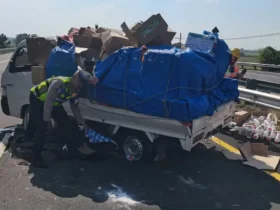 Petugas kepolisian sedang olah TKP di lokasi kecelakaan tunggal mobil pikap bermuatan pupuk (foto: Dokumen PJR 3 Polda Jatim)
