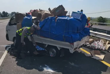 Petugas kepolisian sedang olah TKP di lokasi kecelakaan tunggal mobil pikap bermuatan pupuk (foto: Dokumen PJR 3 Polda Jatim)