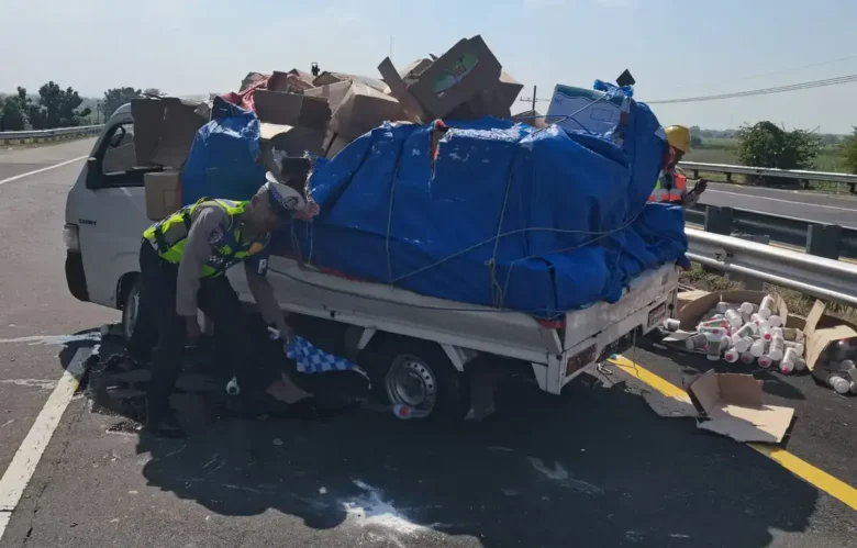 Petugas kepolisian sedang olah TKP di lokasi kecelakaan tunggal mobil pikap bermuatan pupuk (foto: Dokumen PJR 3 Polda Jatim)