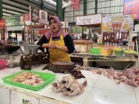 Pedagang Pasar di Malang Keluhkan Harga Ayam dan Telur Naik Sejak MBG Kembali