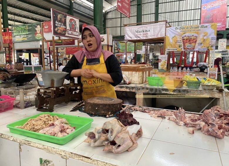 Pedagang Pasar di Malang Keluhkan Harga Ayam dan Telur Naik Sejak MBG Kembali