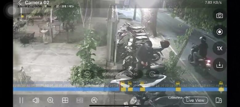 Terekam CCTV, Motor Warga Sawojajar Raib Digondol Maling di Kafe Cengger Ayam