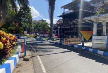 Portal menutup akses ke Perumahan Griya Shanta Malang (blok-a/Bob Bimantara Leander)
