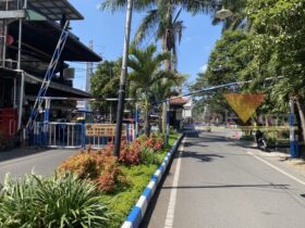 Warga RW 12 Perumahan Griya Shanta mulai menerapkan sistem buka-tutup portal di gerbang utama kawasan. Kebijakan tersebut merupakan