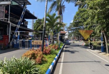 Warga RW 12 Perumahan Griya Shanta mulai menerapkan sistem buka-tutup portal di gerbang utama kawasan. Kebijakan tersebut merupakan